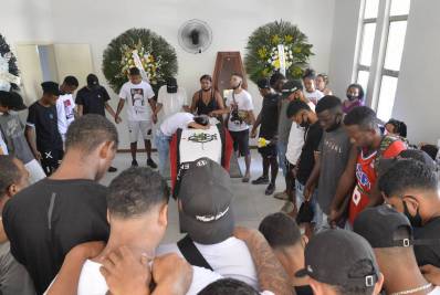 Entregador morto em Niterói é enterrado; 'A favela não pode perder outros Elias', diz cartaz