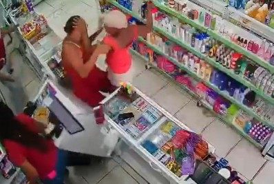 Mulher é atacada com facadas em farmácia: suspeita tem 17 anos