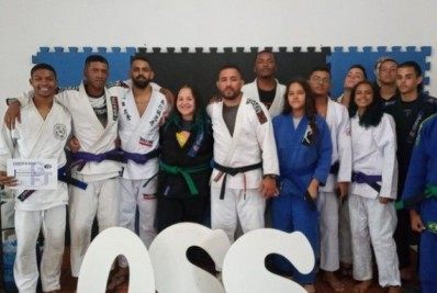 Alunos de Jiu-Jitsu da Vila Olímpica de Belford Roxo recebem graduação de faixas