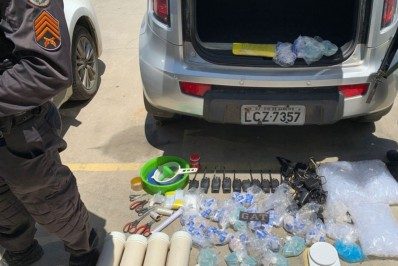 PM recupera carro roubado e prende homem com drogas em Araruama