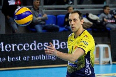 Atleta italiano lamenta ter sofrido golpe por 15 anos após acreditar que namorava Alessandra Ambrosio: 'Me apaixonei pela voz'