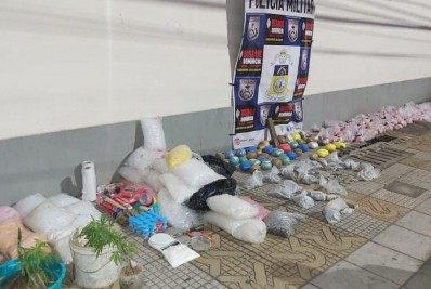 PM faz grande apreensão de drogas no bairro Roma em Volta Redonda