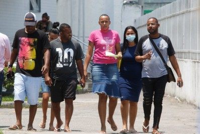 Madrinha de entregador morto em Niterói diz que PMs 'mataram e arrastaram corpo pelo beco'