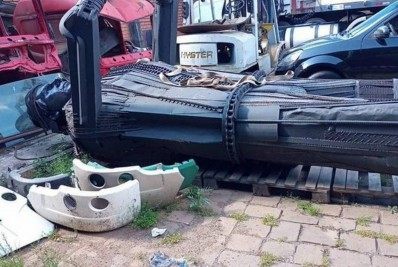 Estátua de Bolsonaro aparece jogada em chão de depósito do Detran