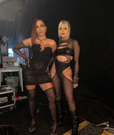 Anitta e Luísa Sonza posam agarradinhas em looks arrasadores - Reprodução/Instagram
