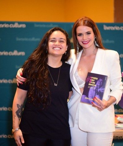 Marcela Mc Gowan e a namorada, Luiza, no lançamento de seu livro, em São Paulo, nesta quarta-feira