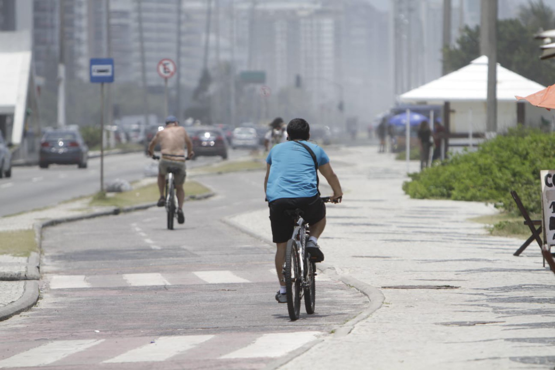 Cariocas aproveitam o sol forte para ir à praia e passear na orla da Barra da Tijuca - Marcos Porto/Agência O DIA
