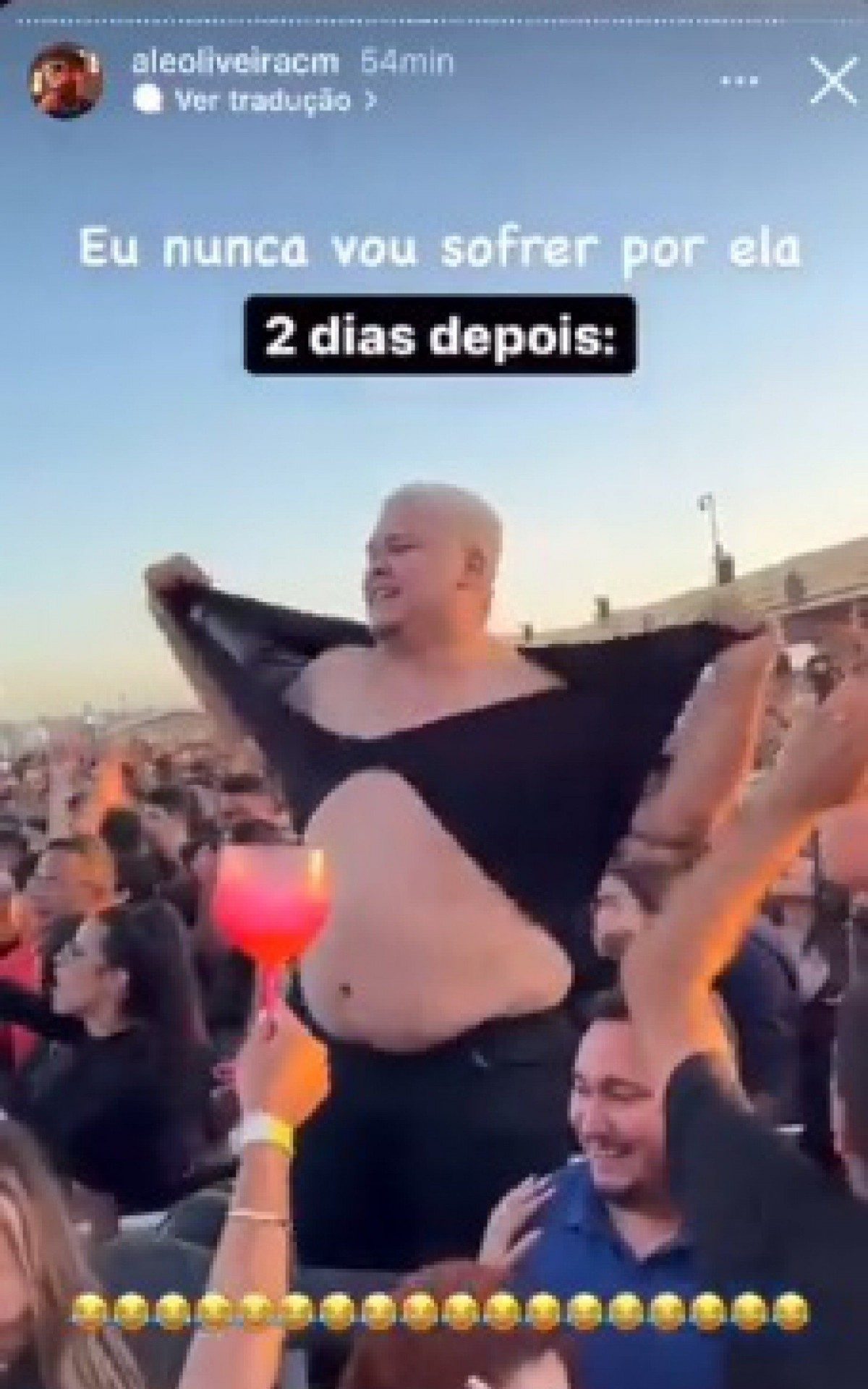 Homem rasga a camisa ao escutar música de 'sofrência' em show