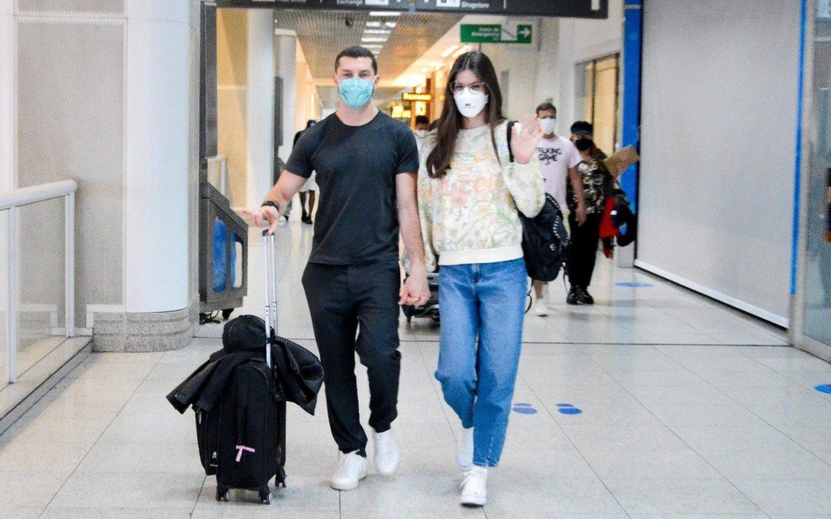 Klebber Toledo e Camila Queiroz embarcam no Aeroporto Santos Dumont, no Rio, na tarde de quinta-feira