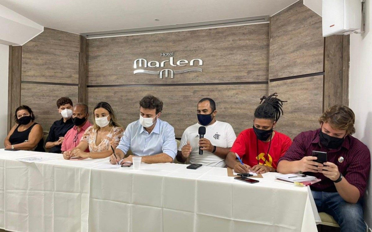 Mesa da plen&aacute;ria em Cabo Frio, vereador carioca Willian Siri (PSOL) participou