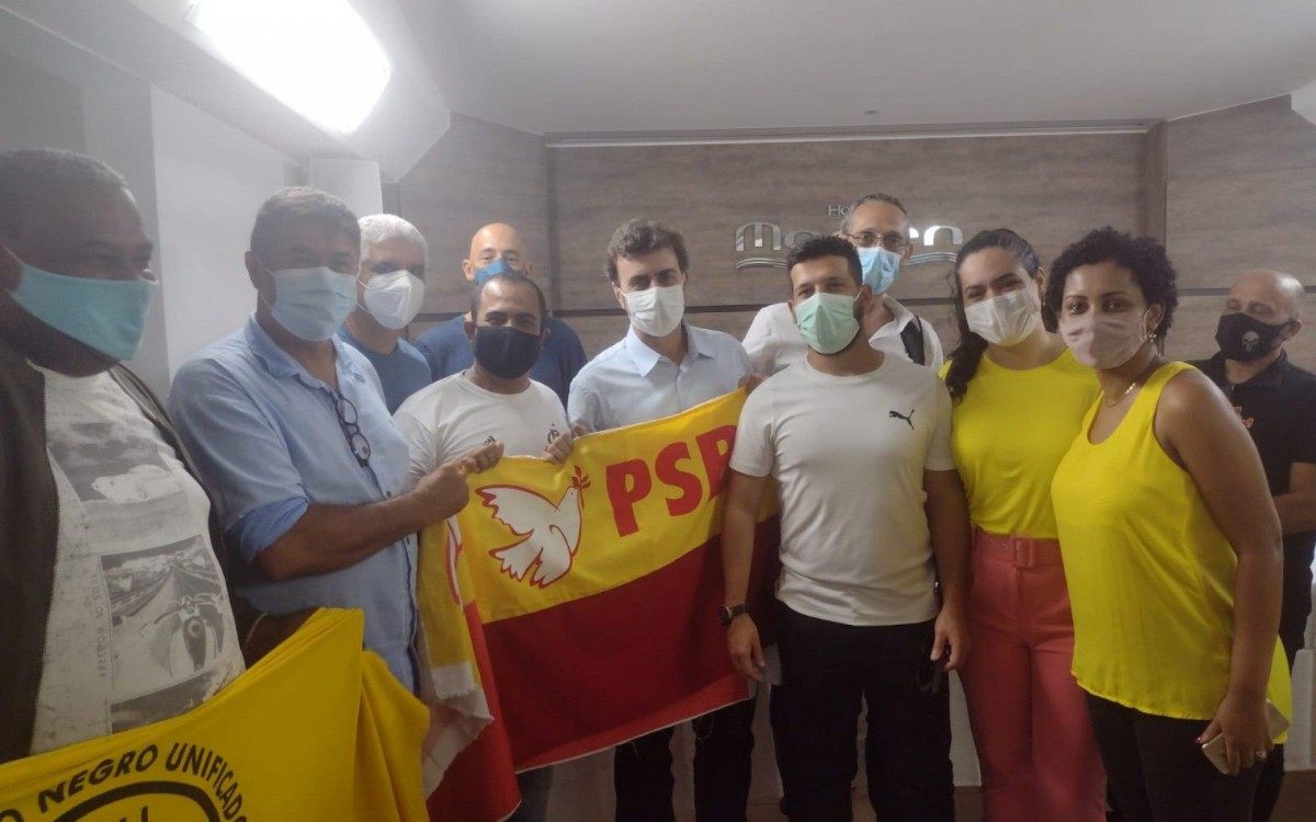 Militantes do PSB de Cabo Frio ao lado de Freixo 