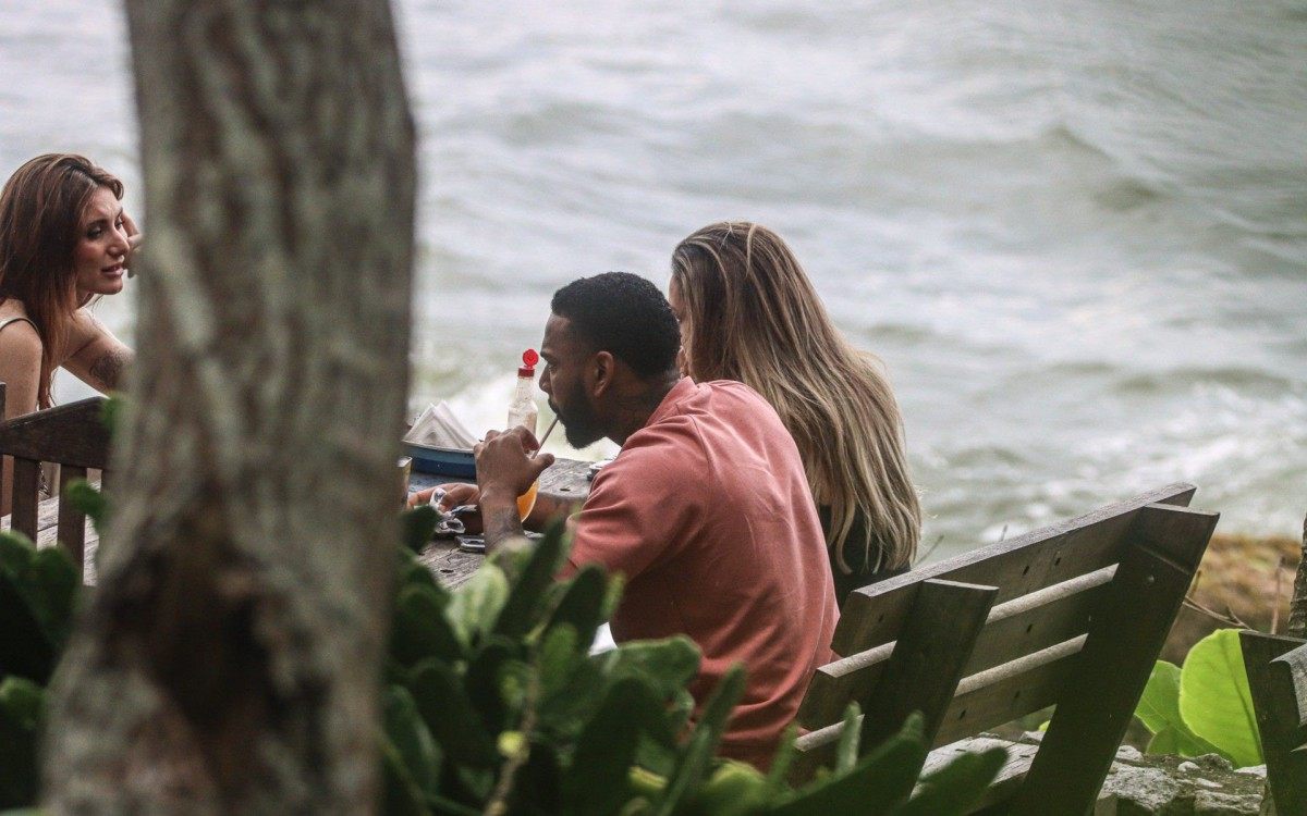 Nego do Borel é visto com duas mulheres em restaurante à beira do mar na Zona Oeste do Rio - Ag. News/Delson Silva
