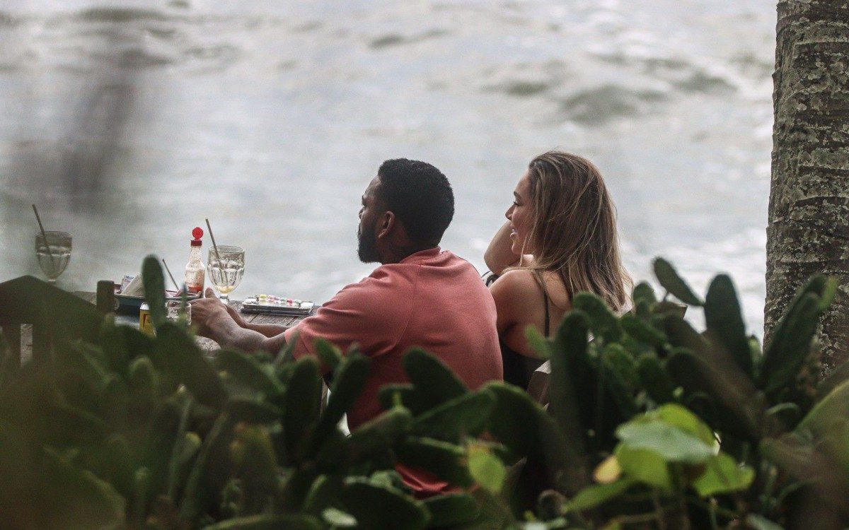 Nego do Borel &eacute; visto com duas mulheres em restaurante &agrave; beira do mar na Zona Oeste do Rio