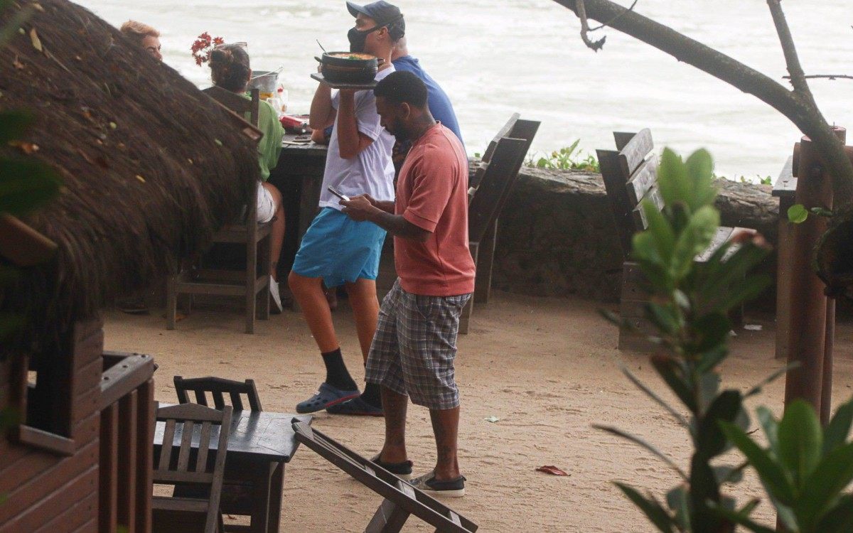 Nego do Borel &eacute; visto em restaurante &agrave; beira do mar na Zona Oeste do Rio