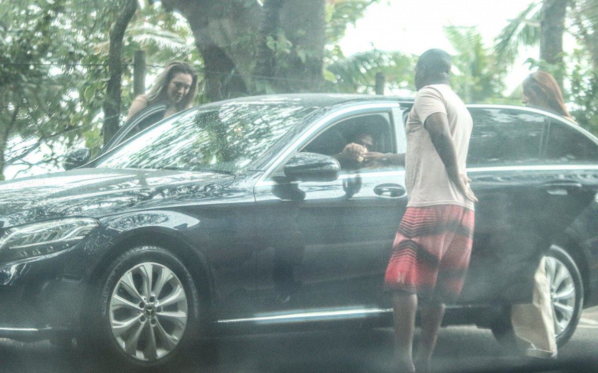 O trio deixou o estabelecimento no carro do cantor ap&oacute;s conversa animada