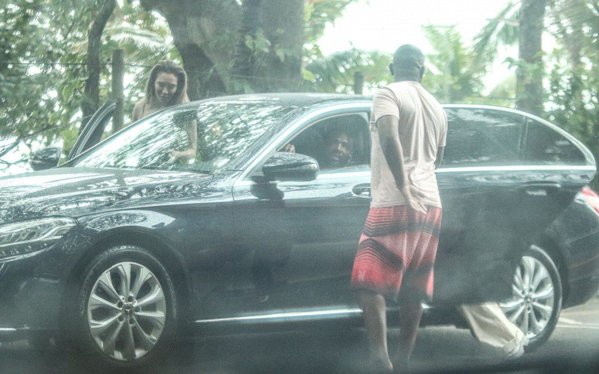 O trio deixou o estabelecimento no carro do cantor ap&oacute;s conversa animada