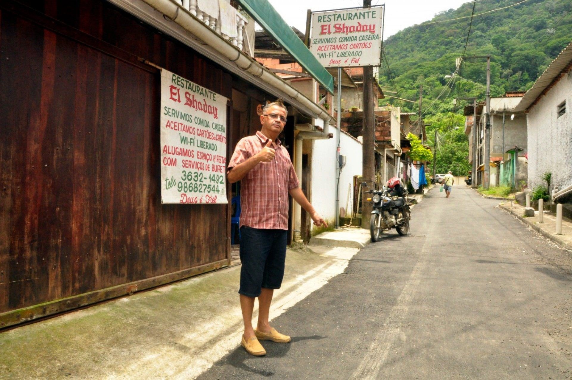 Dono de um restaurante no local, Ronaldo dos Santos mora na Rua Alfredo Pinto Carneiro há 22 anos e afirma que a pavimentação vai facilitar a vida dos moradores e o acesso dos clientes ao seu comércio. - Divulgação/Gilson Jr.