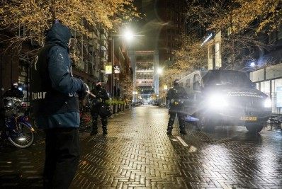 Holanda endurece restrições sanitárias para conter aumentos de casos de covid-19  