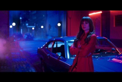 Thaila Ayala revive drama familiar para compor personagem e fala sobre beijão em Ludmilla