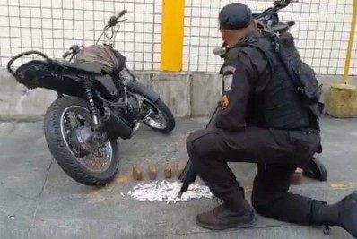 PM prende três homens em motocicletas com drogas em Nilópolis