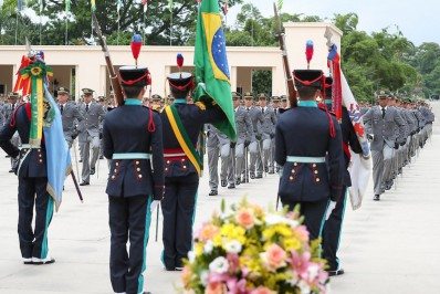 Aman forma pela primeira vez mulheres Aspirantes a Oficial