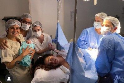 Lan Lanh, companheira de Nanda Costa, compartilha fotos do parto das gêmeas 