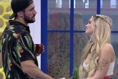 Influenciadora abre o jogo sobre viagem com Arthur Picoli e Viih Tube: 'Estavam se pegando'