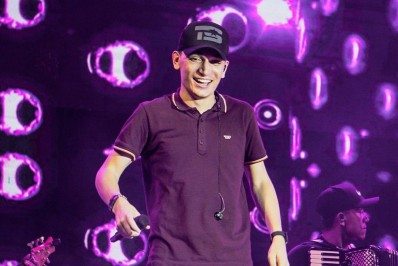 João Gomes presenteia músico de sua equipe com carro de R$ 300 mil