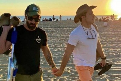 Assumiu! Marco Pigossi posta foto com namorado italiano: 'Chocando zero pessoas'