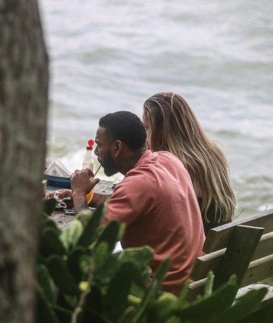 Nego do Borel é visto com duas mulheres em restaurante à beira do mar na Zona Oeste do Rio - Ag. News/Delson Silva