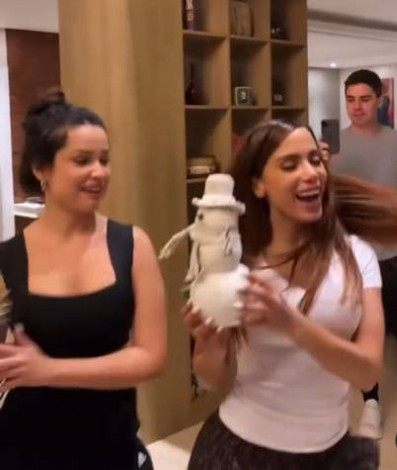 Juliette, Anitta e, ao fundo, Daniel Trovejani - Reprodução Internet