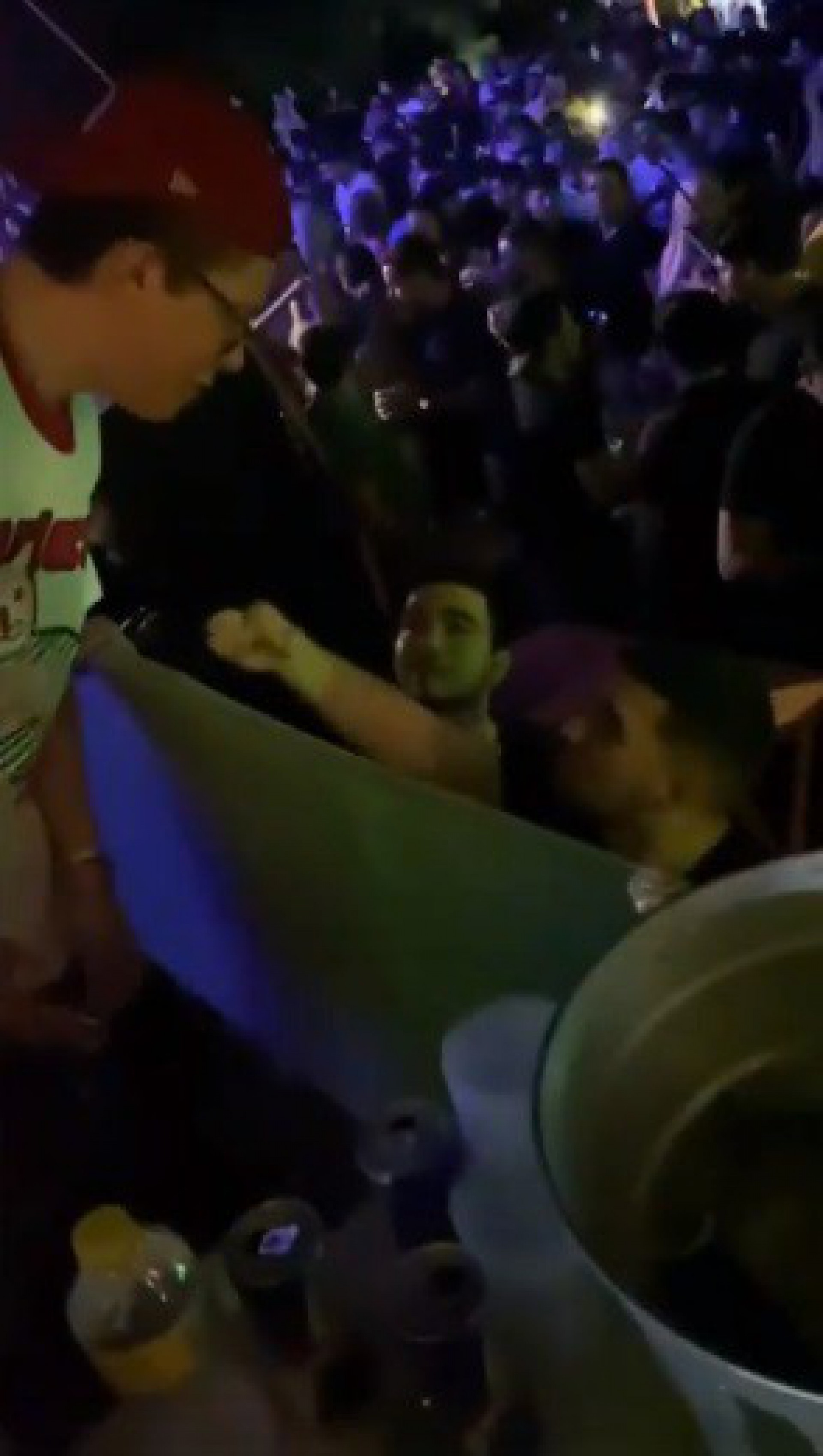 DJ Ivis posa para fotos com os fãs - reprodução do instagram