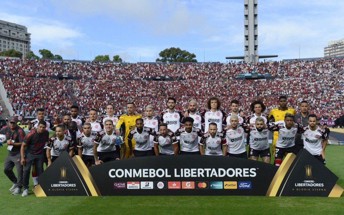 Flamengo players pose for a picture before the start of the Copa Libertadores football tournament all-Brazilian final match against Palmeiras, at the Centenario stadium in Montevideo, on November 27, 2021. (Photo by Pablo PORCIUNCULA / AFP)