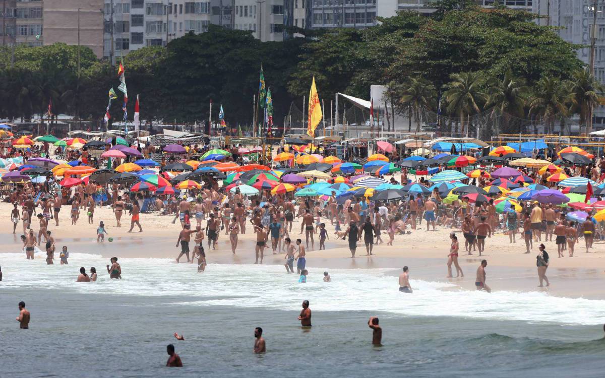 Rio,10/08/2021 -ARPOADOR - Praia,movimentacao na praia do Arpoador. Na foto, pessoas na praia.Foto: Cleber Mendes/Ag&ecirc;ncia O Dia