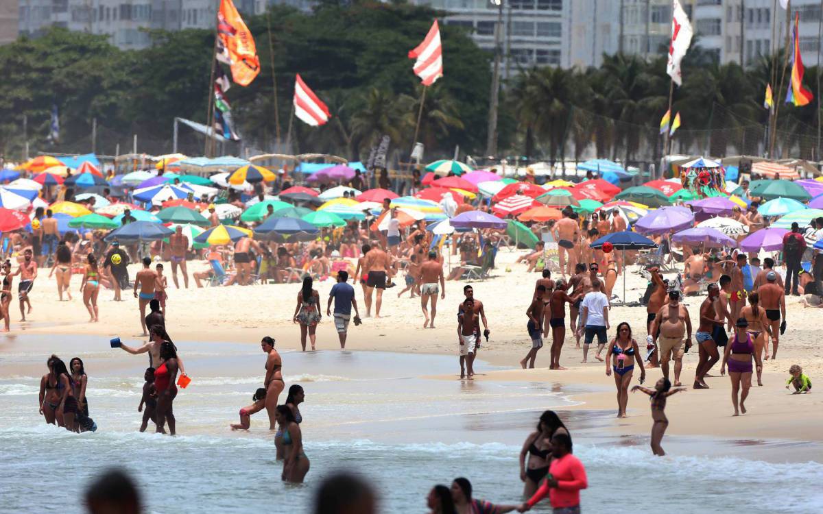 Rio,10/08/2021 -ARPOADOR - Praia,movimentacao na praia do Arpoador. Na foto, pessoas na praia.Foto: Cleber Mendes/Ag&ecirc;ncia O Dia - Cl&eacute;ber Mendes