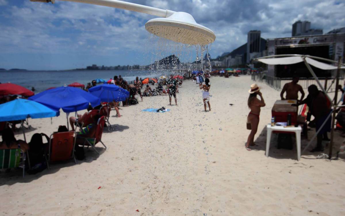 Rio,10/08/2021 -ARPOADOR - Praia,movimentacao na praia do Arpoador. Na foto, pessoas na praia.Foto: Cleber Mendes/Ag&ecirc;ncia O Dia