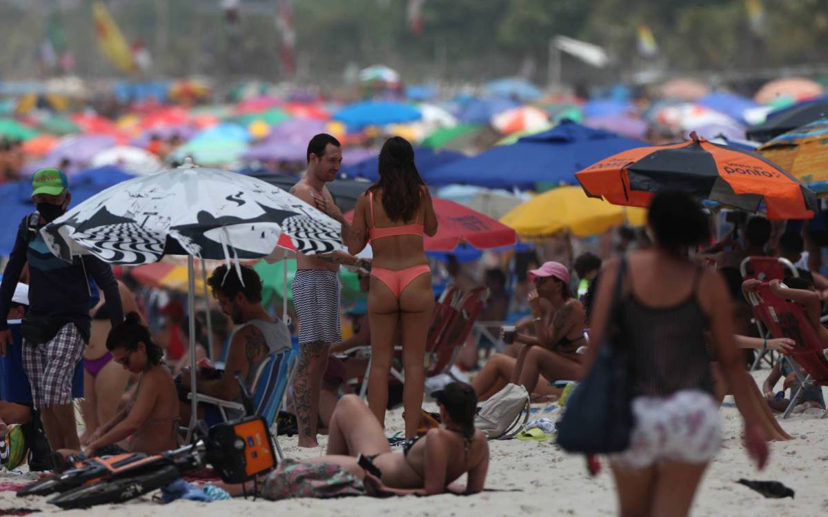 Rio,10/08/2021 -ARPOADOR - Praia,movimentacao na praia do Arpoador. Na foto, pessoas na praia.Foto: Cleber Mendes/Ag&ecirc;ncia O Dia