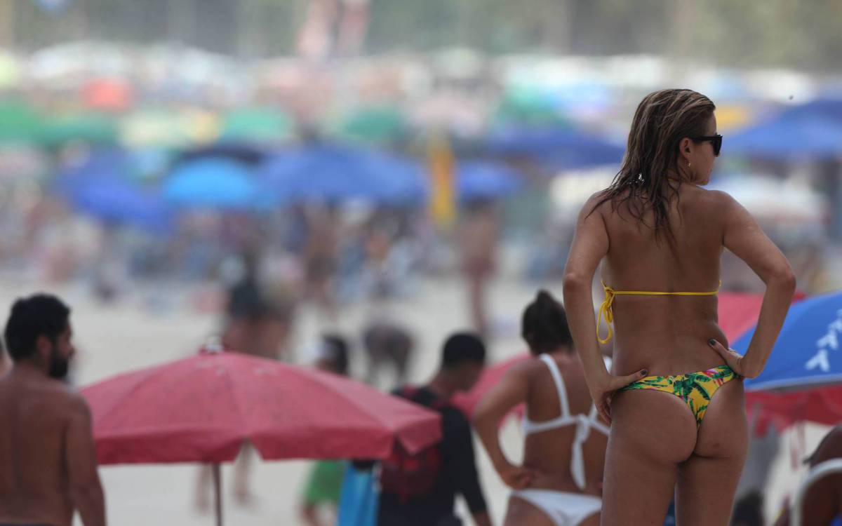 Rio,10/08/2021 -ARPOADOR - Praia,movimentacao na praia do Arpoador. Na foto, pessoas na praia.Foto: Cleber Mendes/Ag&ecirc;ncia O Dia