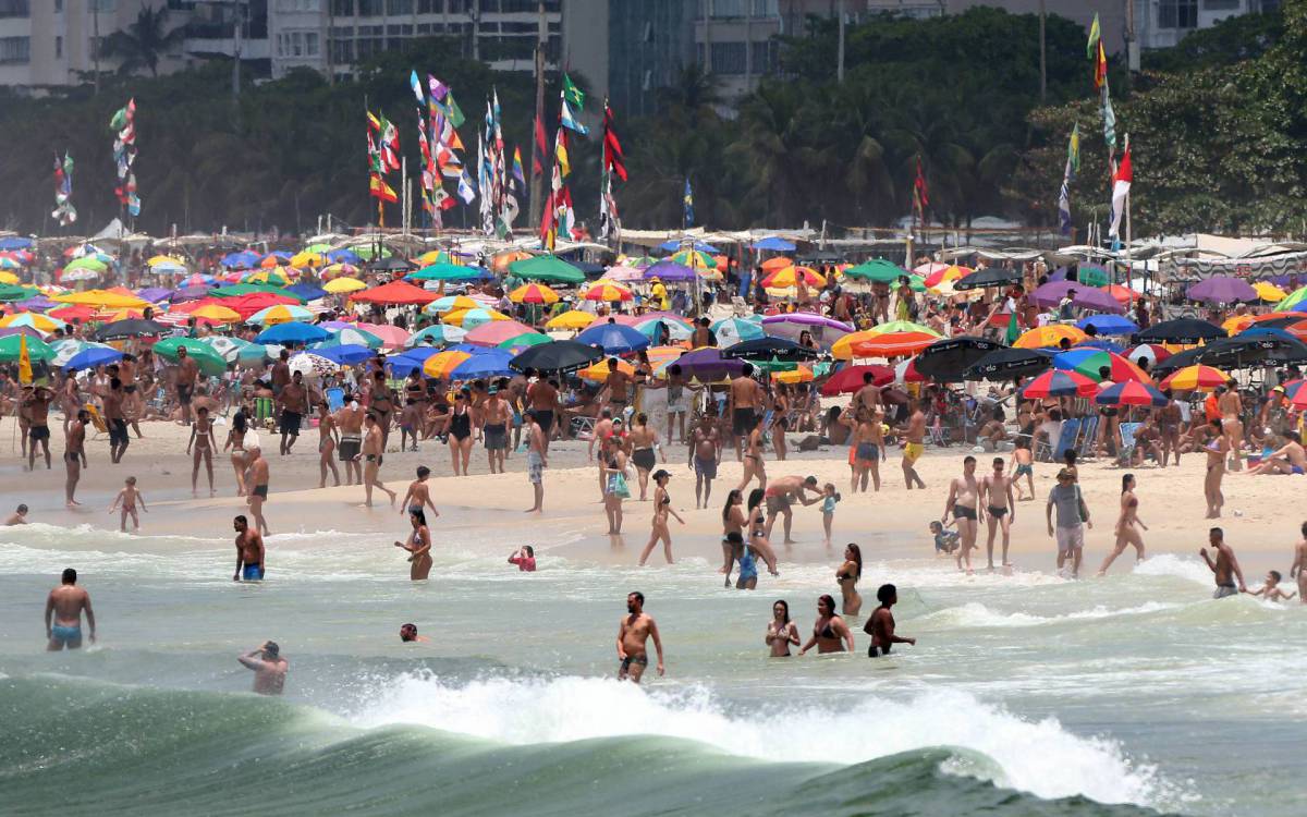 Rio,10/08/2021 -ARPOADOR - Praia,movimentacao na praia do Arpoador. Na foto, pessoas na praia.Foto: Cleber Mendes/Ag&ecirc;ncia O Dia