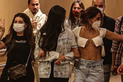Anitta escolhe look ousado para ir ao cinema e quase mostra demais