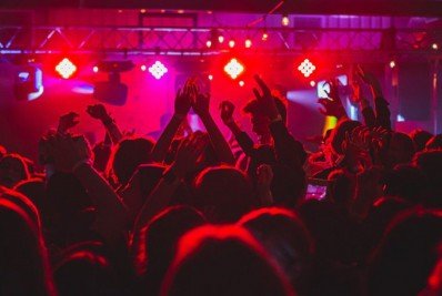 Após participar de festa para se infectar propositalmente, homem morre de Covid 