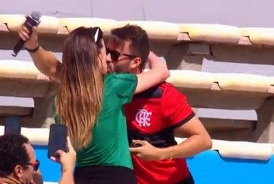 Torcedor do Flamengo pede palmeirense em casamento no estádio antes da final da Libertadores