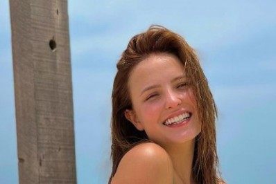 De biquíni, Larissa Manoela faz pose para fotos em dia de praia no Rio