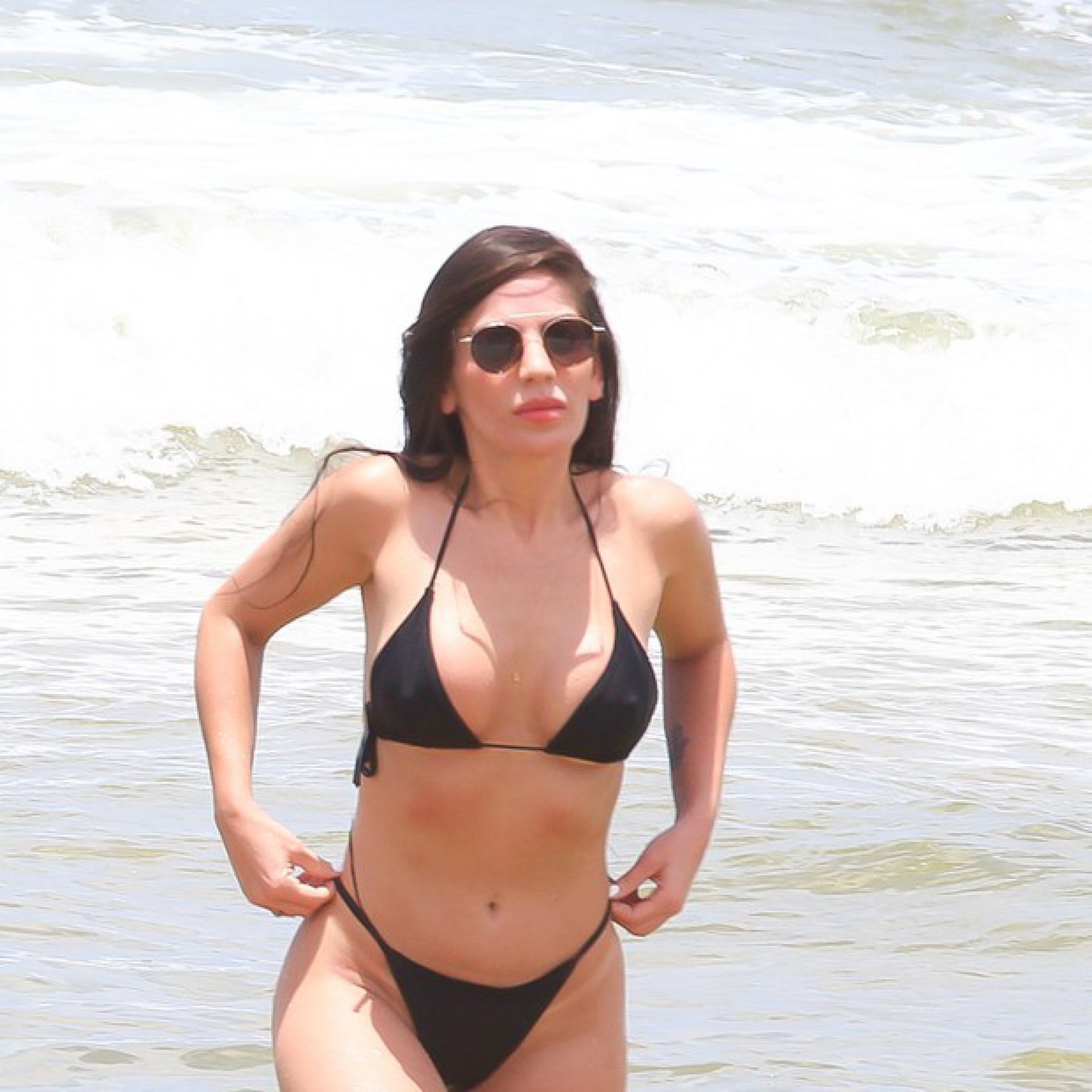 Fotos! Ex-BBB Anamara usa biquíni fio-dental em praia do Rio Jornal MEIA  HORA - Celebridades e TV