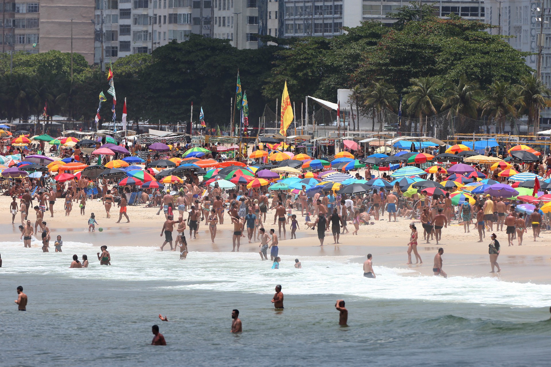 Sábado de sol atraiu banhistas à praia do Arpoador, na Zona Sul - Cléber Mendes