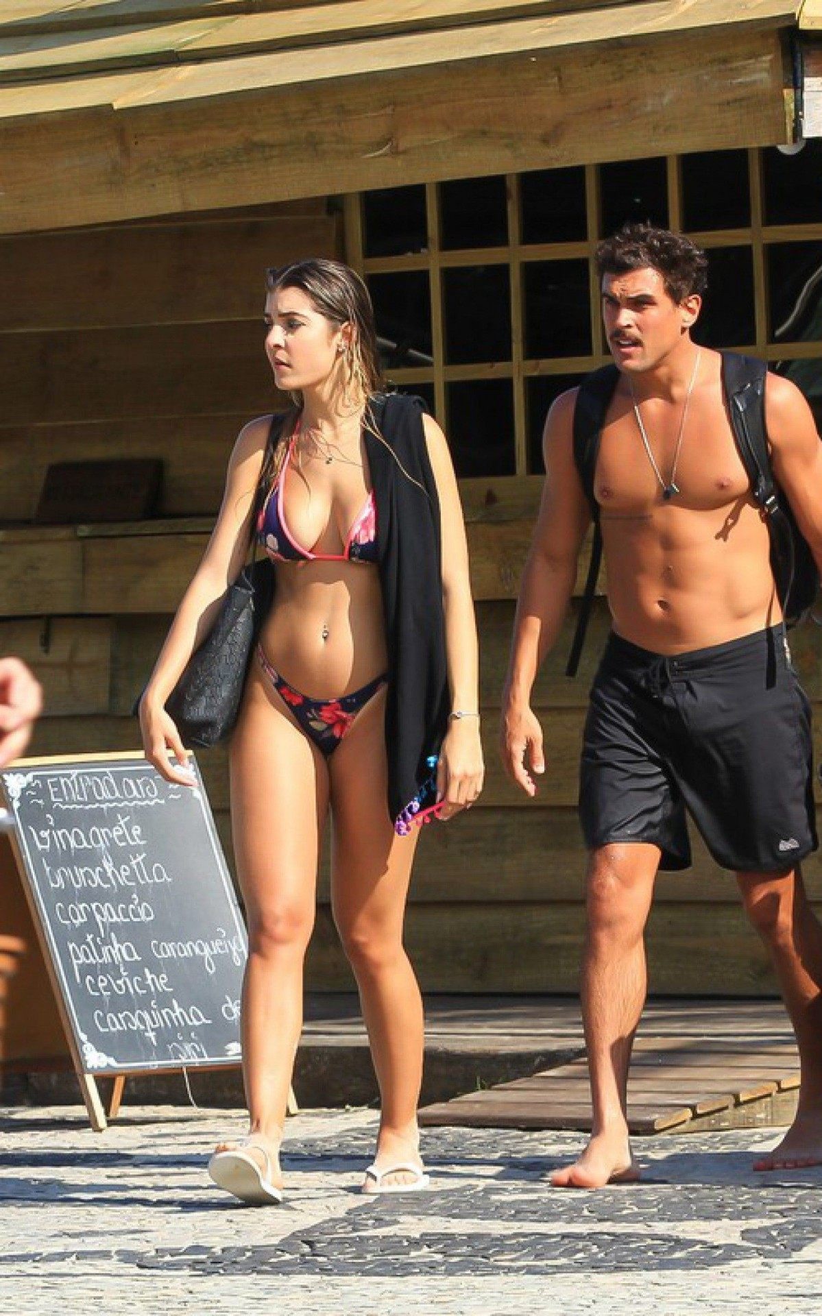 Felipe Roque &eacute; clicado saindo de praia com amiga