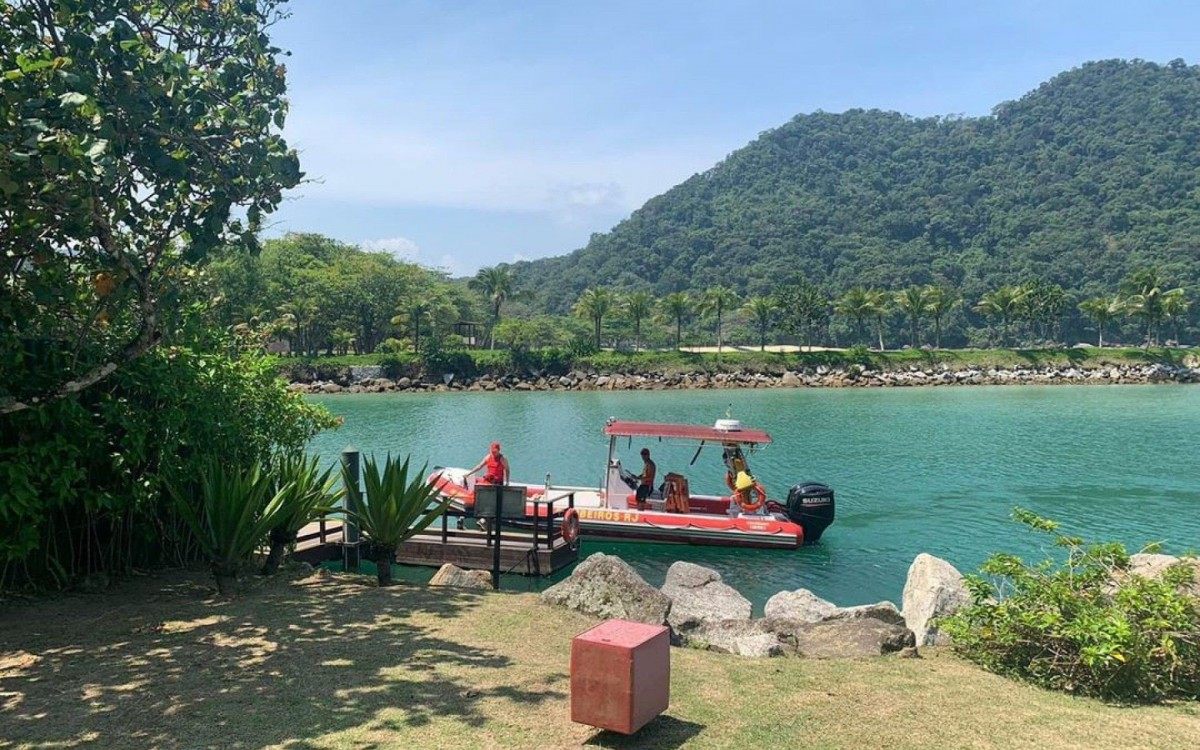 Corpo de Bombeiros faz opera&ccedil;&atilde;o para localizar v&iacute;timas do bimotor que caiu entre Ubatuba, em S&atilde;o Paulo, e Paraty, no Rio de Janeiro 