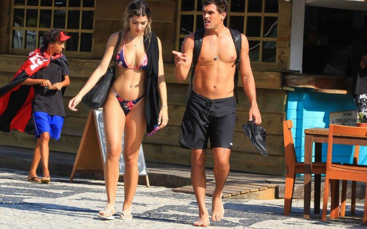 Felipe Roque &eacute; clicado saindo de praia com amiga