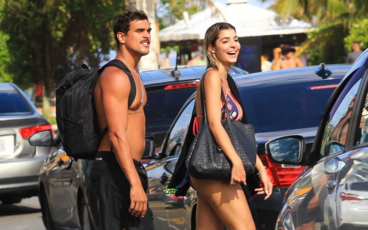 Felipe Roque &eacute; clicado saindo de praia com amiga