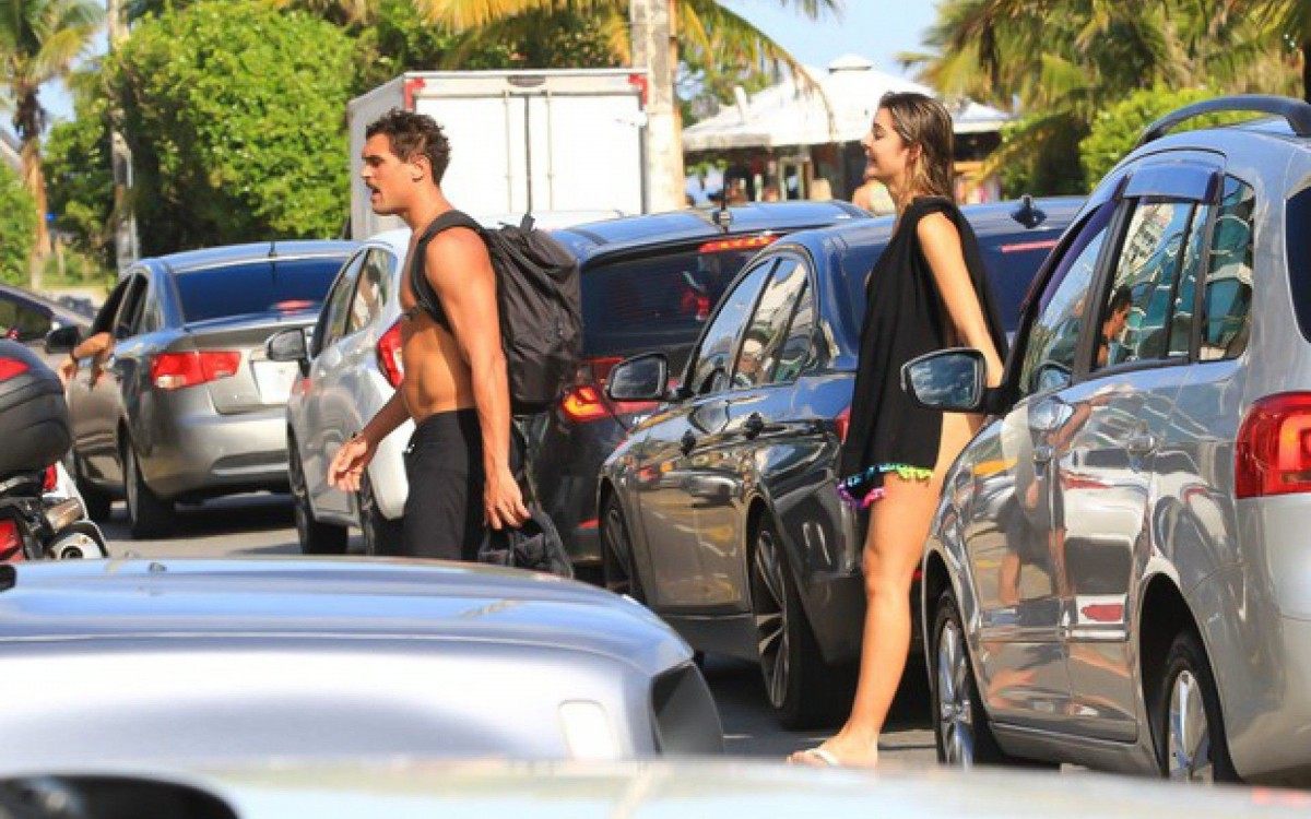 Felipe Roque &eacute; clicado saindo de praia com amiga